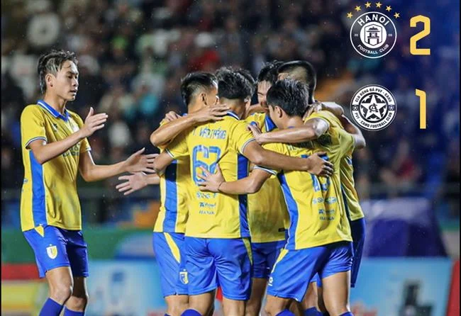 Hình ảnh một người đang theo dõi nhiều màn hình với dữ liệu cá cược trực tiếp và tỷ lệ kèo